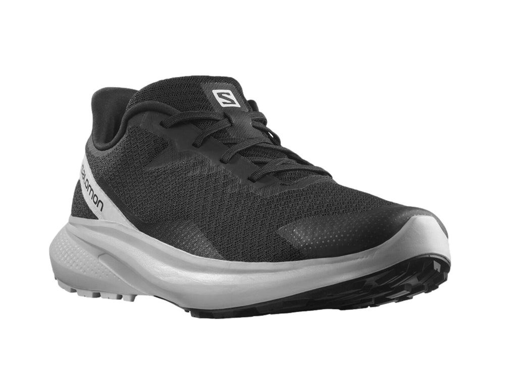 Tenis deportivos Salomon en color negro con suela blanca y logotipo lateral blanco.
