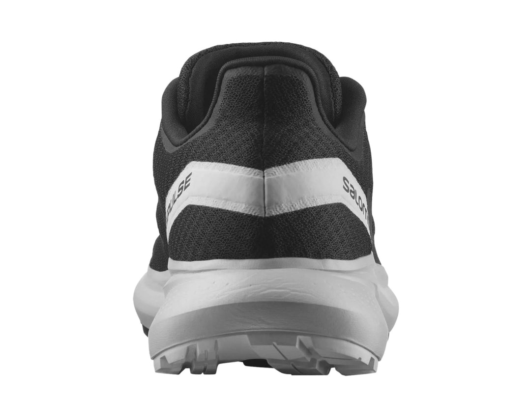 Tenis deportivos Salomon en color negro con suela blanca y logotipo lateral blanco.