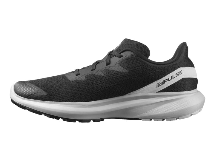 Tenis deportivos Salomon en color negro con suela blanca y logotipo lateral blanco.