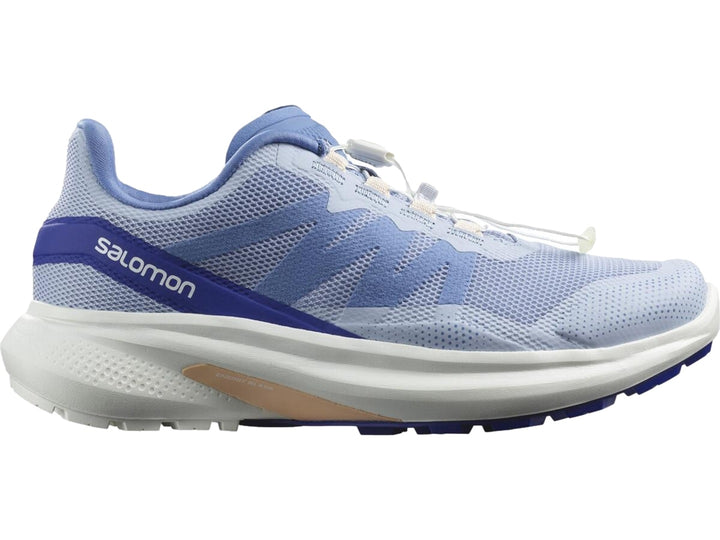 Tenis deportivos Salomon color azul y blanco con suela blanca y detalles en beige.