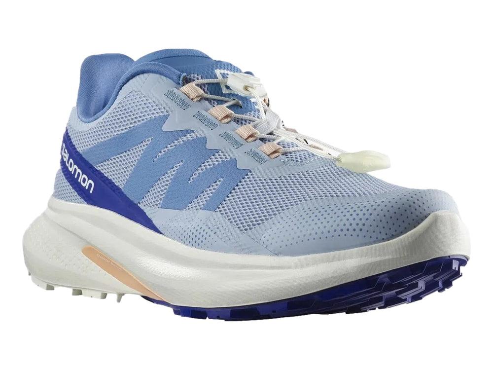 Tenis deportivos Salomon color azul y blanco con suela blanca y detalles en beige.