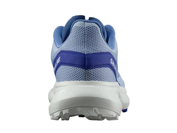 Tenis deportivos Salomon color azul y blanco con suela blanca y detalles en beige.