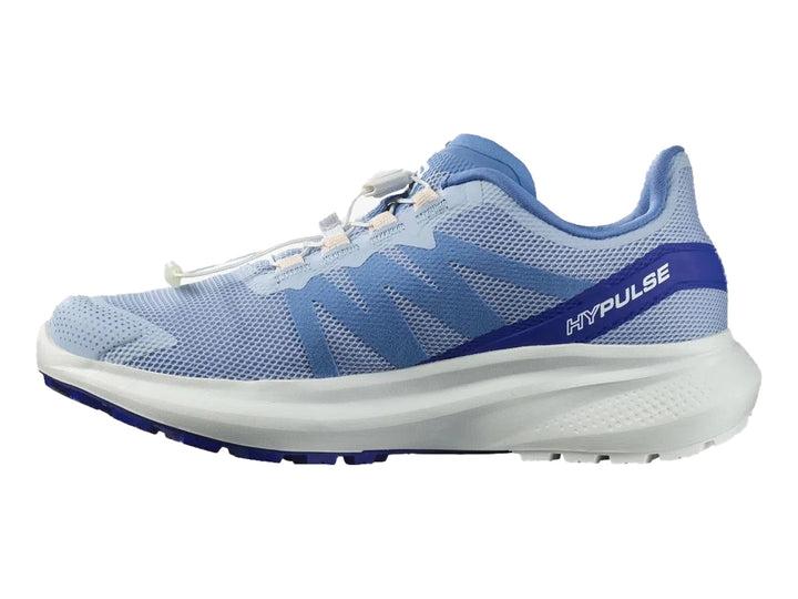 Tenis deportivos Salomon color azul y blanco con suela blanca y detalles en beige.