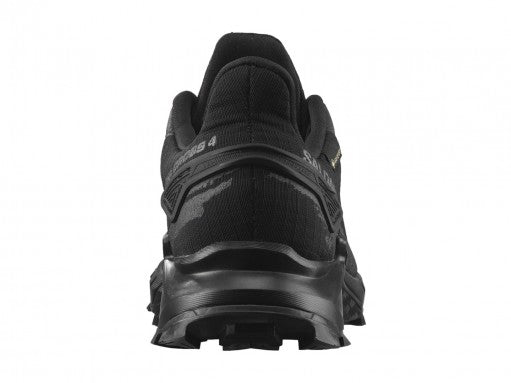 Tenis deportivos Salomon Alphacross en color negro total con suela robusta para trail running.