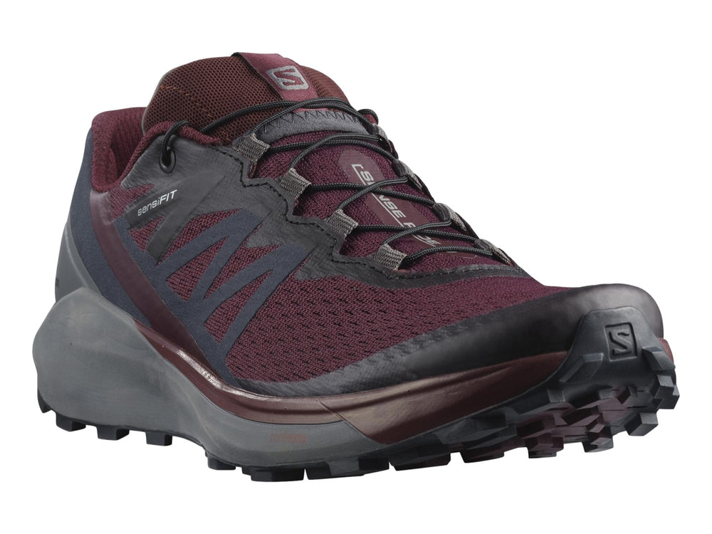 Tenis deportivos Salomon Sense Ride 4 en color vino y gris con suela para trail running.
