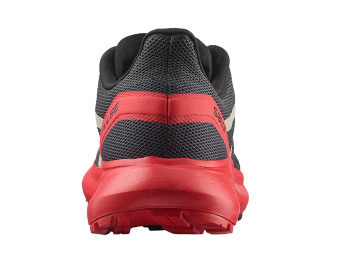 Tenis deportivos Salomon Hypulse en colores gris, rojo y negro con suela amortiguada.