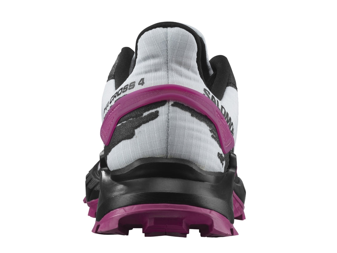 Tenis deportivos Salomon Alphacross en colores blanco, negro y morado con suela rugosa para trail.