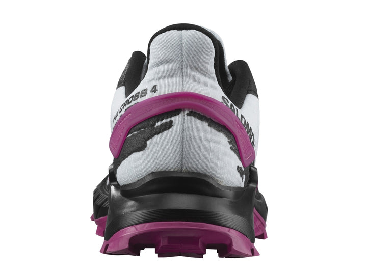 Tenis deportivos Salomon Alphacross en colores blanco, negro y morado con suela rugosa para trail.