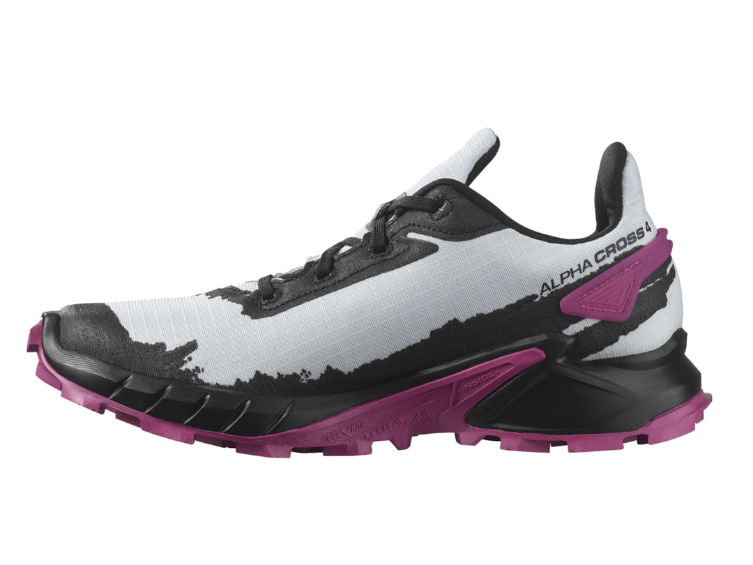 Tenis deportivos Salomon Alphacross en colores blanco, negro y morado con suela rugosa para trail.