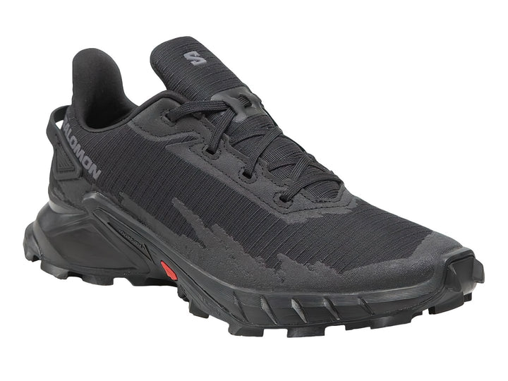Tenis deportivos Salomon Alphacross en color negro con suela robusta y un pequeño detalle rojo lateral.