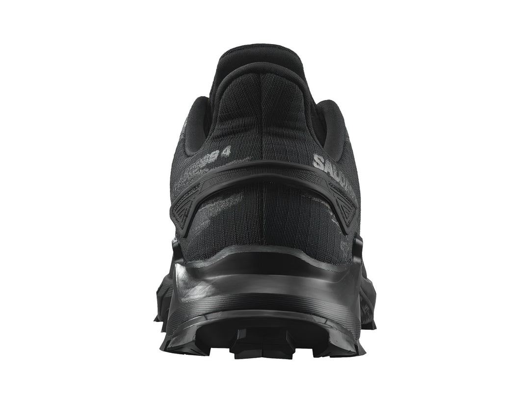 Tenis deportivos Salomon Alphacross en color negro con suela robusta y un pequeño detalle rojo lateral.