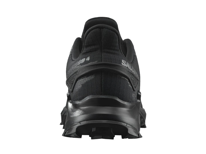 Tenis deportivos Salomon Alphacross en color negro con suela robusta y un pequeño detalle rojo lateral.