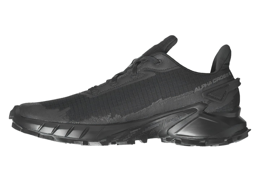 Tenis deportivos Salomon Alphacross en color negro con suela robusta y un pequeño detalle rojo lateral.