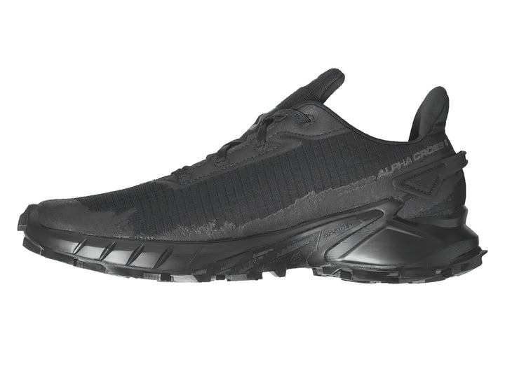 Tenis deportivos Salomon Alphacross en color negro con suela robusta y un pequeño detalle rojo lateral.