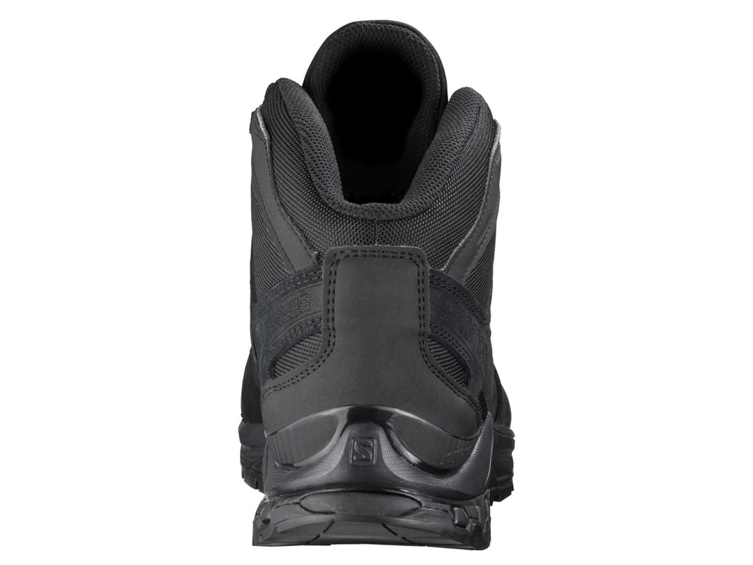 Bota Salomon XA Forces en color negro, diseño táctico con suela rugosa y caña media.