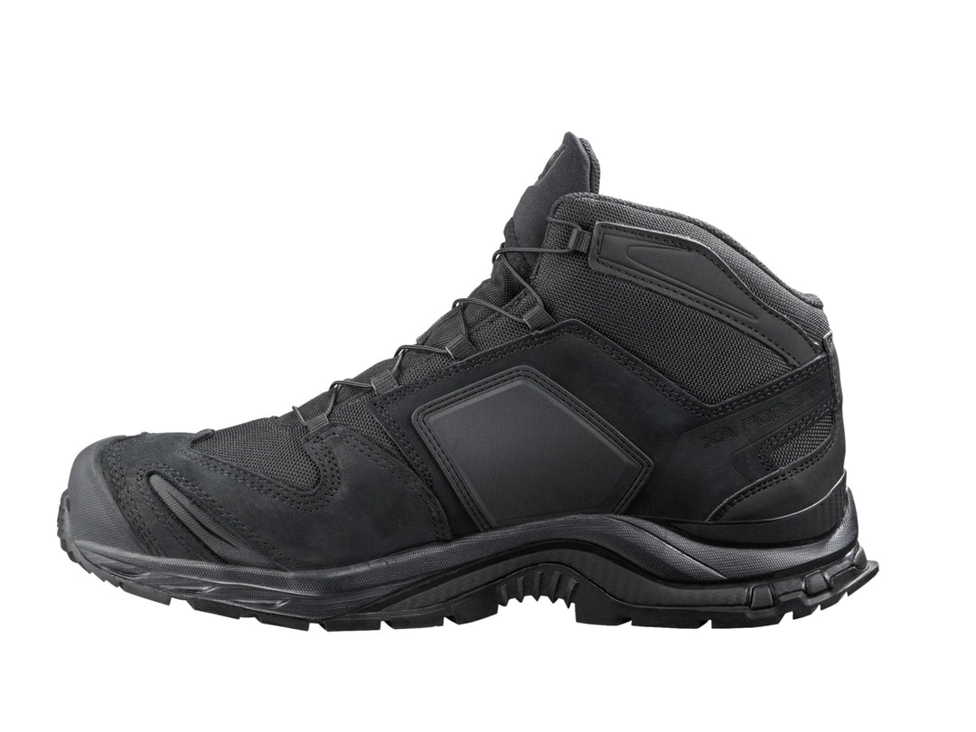 Bota Salomon XA Forces en color negro, diseño táctico con suela rugosa y caña media.