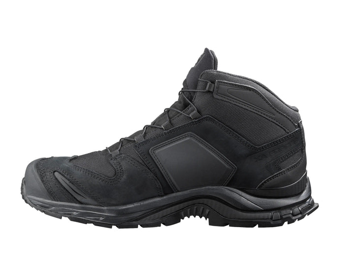 Bota Salomon XA Forces en color negro, diseño táctico con suela rugosa y caña media.