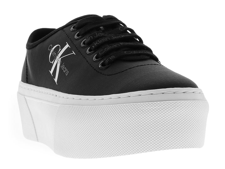 Tenis negros Calvin Klein con suela blanca de plataforma y agujetas negras.