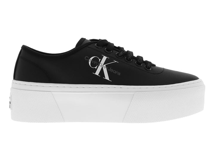 Tenis negros Calvin Klein con suela blanca de plataforma y agujetas negras.