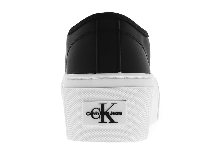 Tenis negros Calvin Klein con suela blanca de plataforma y agujetas negras.
