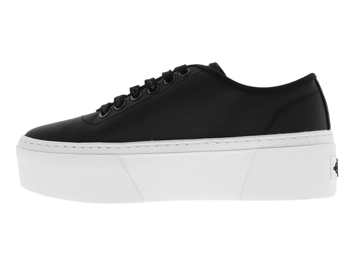 Tenis negros Calvin Klein con suela blanca de plataforma y agujetas negras.