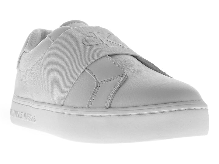 Tenis blancos de cuero Calvin Klein con una cinta ancha decorativa en el empeine y suela blanca.