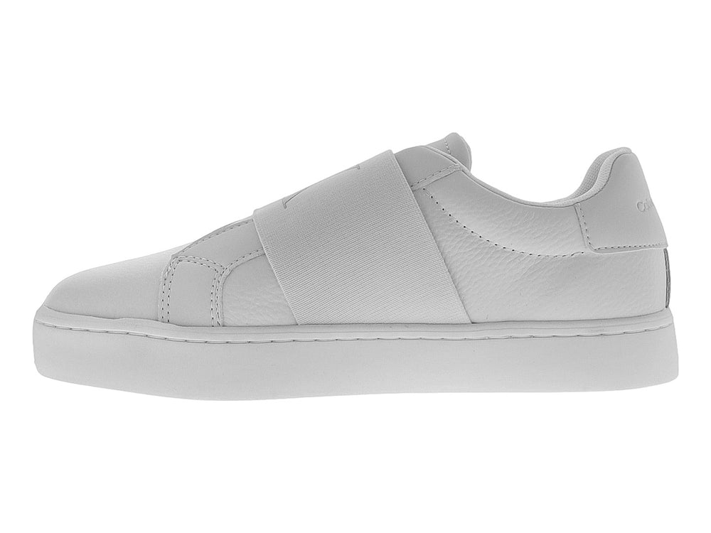 Tenis blancos de cuero Calvin Klein con una cinta ancha decorativa en el empeine y suela blanca.