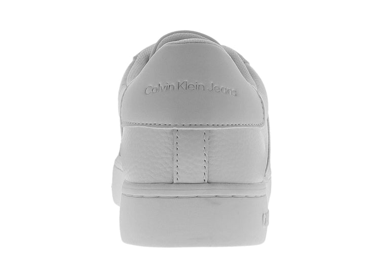 Tenis blancos de cuero Calvin Klein con una cinta ancha decorativa en el empeine y suela blanca.