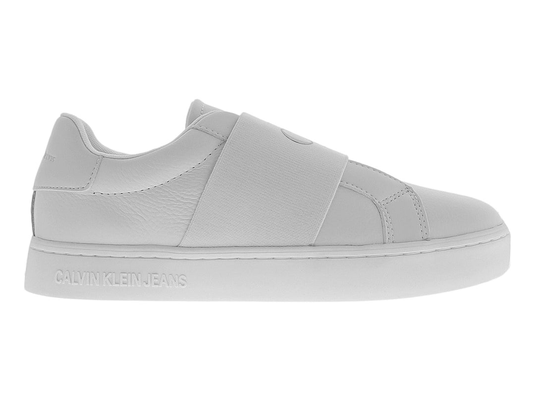 Tenis blancos de cuero Calvin Klein con una cinta ancha decorativa en el empeine y suela blanca.