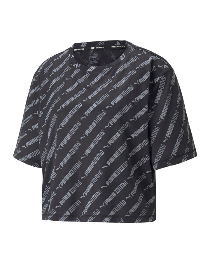 Camiseta crop deportiva PUMA color negro con estampado total de logotipos en gris oscuro.