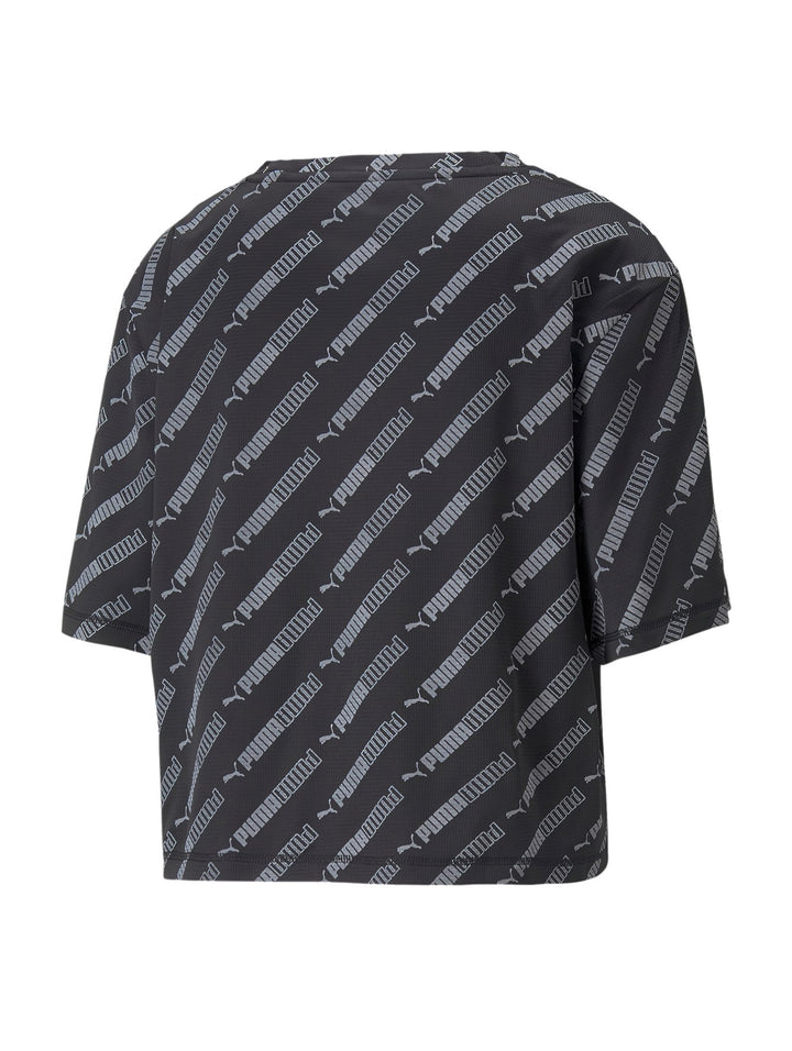 Camiseta crop deportiva PUMA color negro con estampado total de logotipos en gris oscuro.