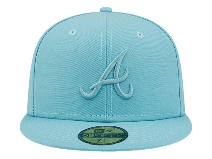 Gorra New Era color azul pastel con visera plana y logotipo bordado en el frente.