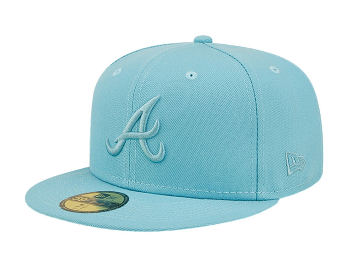 Gorra New Era color azul pastel con visera plana y logotipo bordado en el frente.