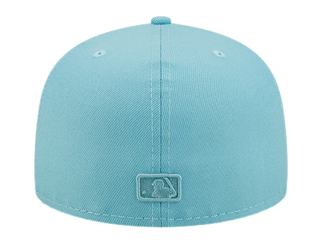 Gorra New Era color azul pastel con visera plana y logotipo bordado en el frente.
