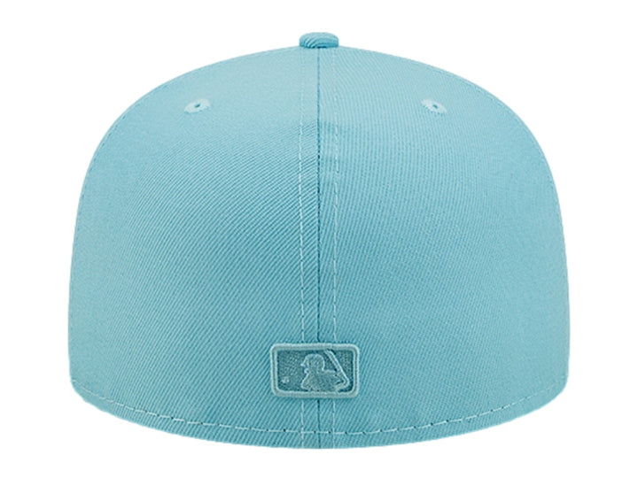 Gorra New Era color azul pastel con visera plana y logotipo bordado en el frente.