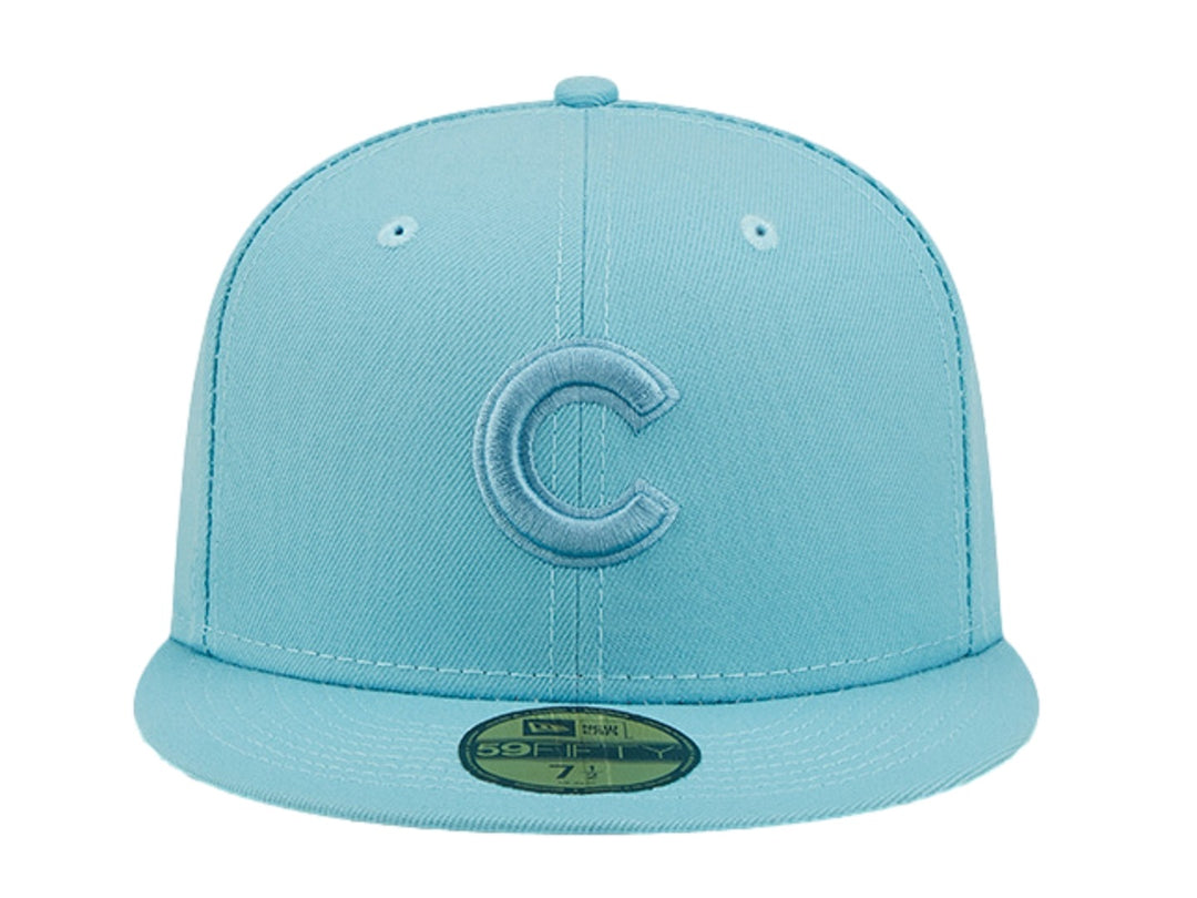 Gorra de béisbol New Era en color azul pastel con letra C bordada al frente y visera plana.