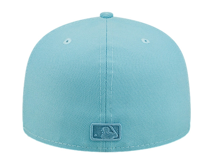 Gorra de béisbol New Era en color azul pastel con letra C bordada al frente y visera plana.