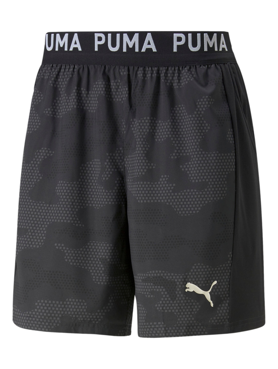 Pantalones cortos deportivos PUMA color negro con estampado camuflado y cintura elástica blanca.