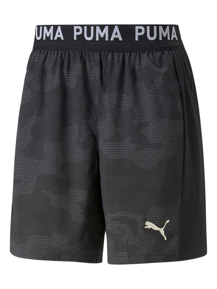 Pantalones cortos deportivos PUMA color negro con estampado camuflado y cintura elástica blanca.