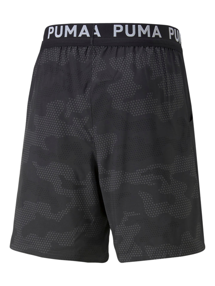 Pantalones cortos deportivos PUMA color negro con estampado camuflado y cintura elástica blanca.