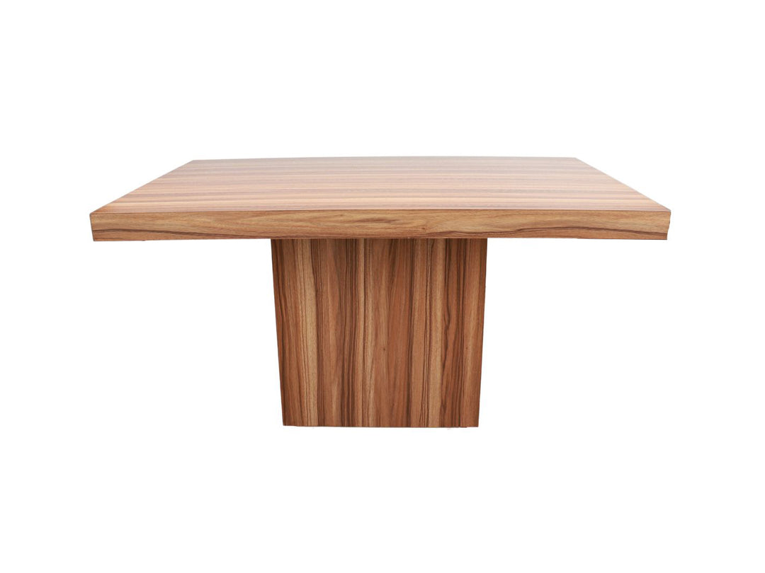 Conjunto de comedor con mesa de madera, cuatro sillas negras y una banca negra.