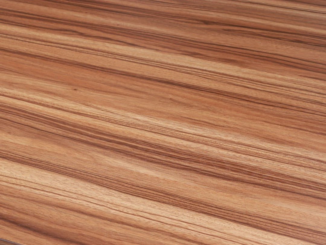 Conjunto de comedor con mesa de madera, cuatro sillas negras y una banca negra.