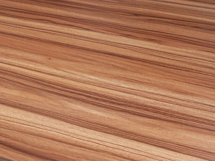Conjunto de comedor con mesa de madera, cuatro sillas negras y una banca negra.