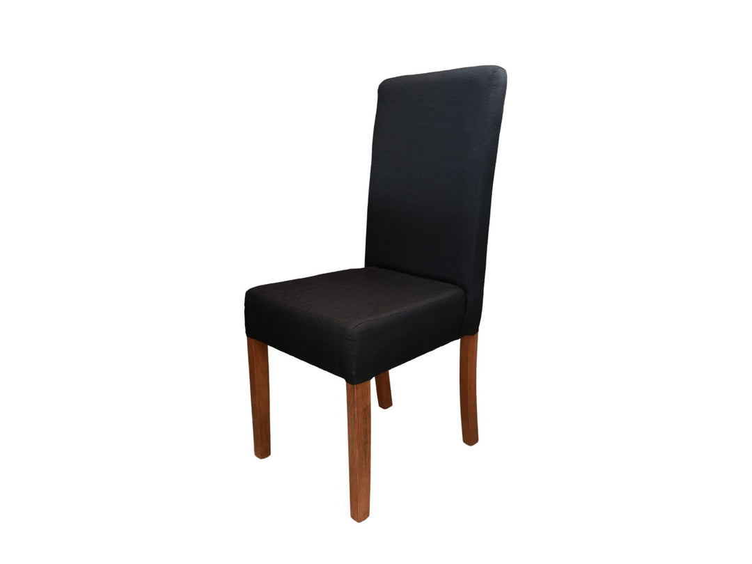 Conjunto de comedor con mesa de madera, cuatro sillas negras y una banca negra.