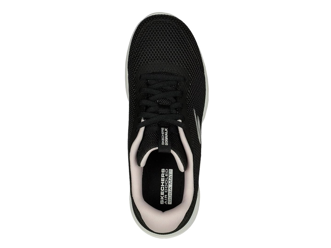 Tenis deportivos Skechers color negro con detalles en rosa y suela blanca.