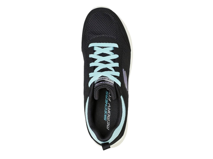 Tenis deportivos Skechers color negro con detalles en turquesa y suela blanca.