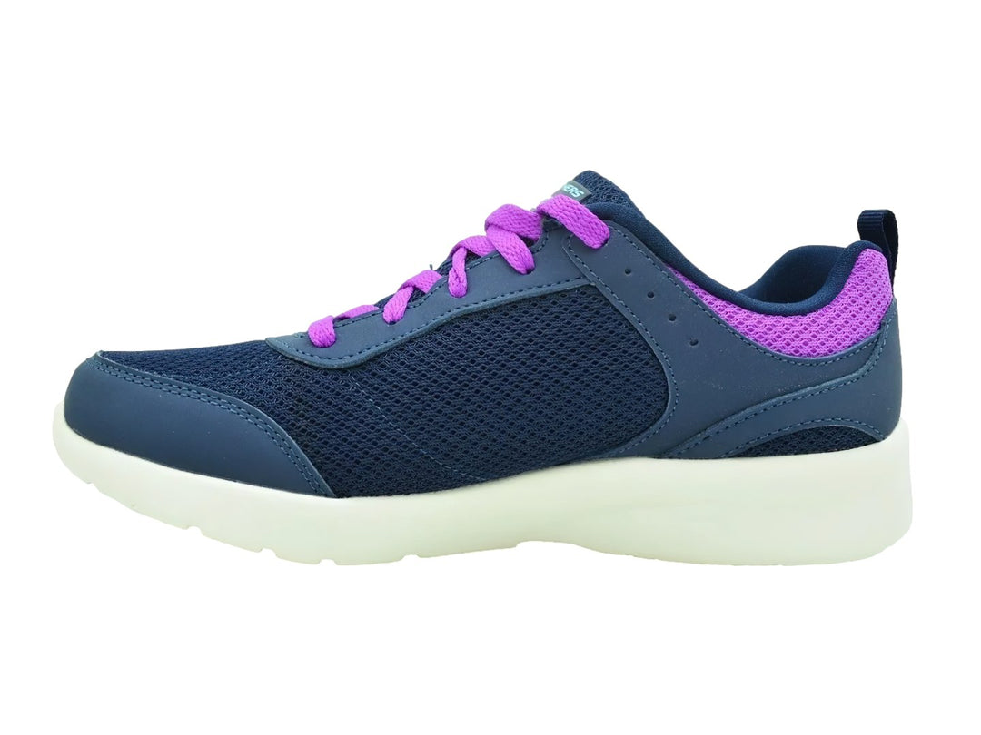 Tenis deportivos Skechers azul marino con detalles morados y suela blanca.