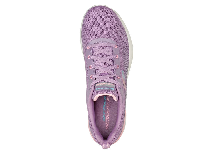 Tenis deportivos Skechers color morado con detalles en rosa y suela blanca para mujer.