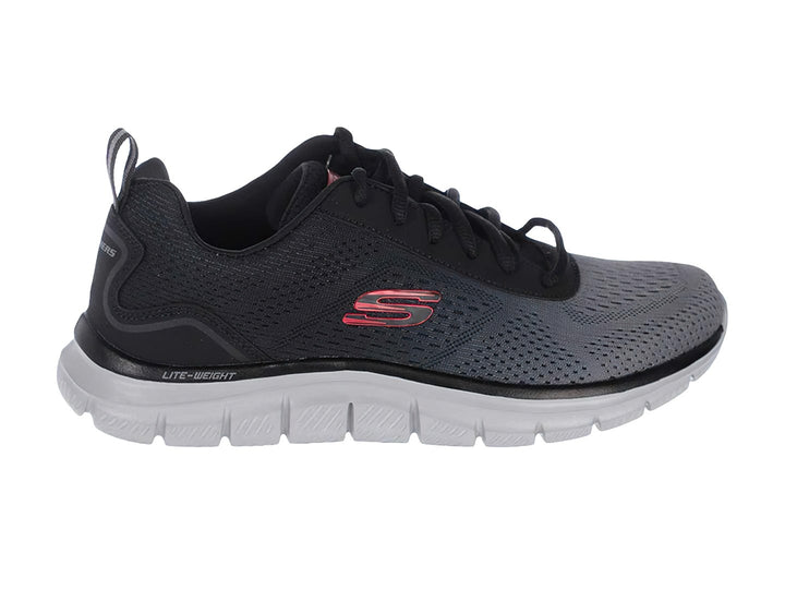 Zapato deportivo Skechers Track en colores negro y gris con suela blanca ligera.