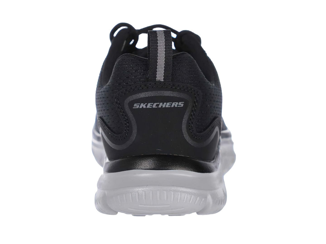 Zapato deportivo Skechers Track en colores negro y gris con suela blanca ligera.